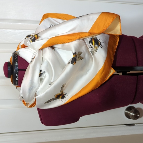 Limited edition Victoria Beckham for Target bumblebee scarf - Picture 2 of 3